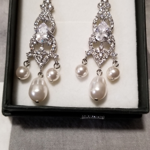 🇦🇺 Pearl & Cubic Zirconia Earrings - Picture 2 of 7